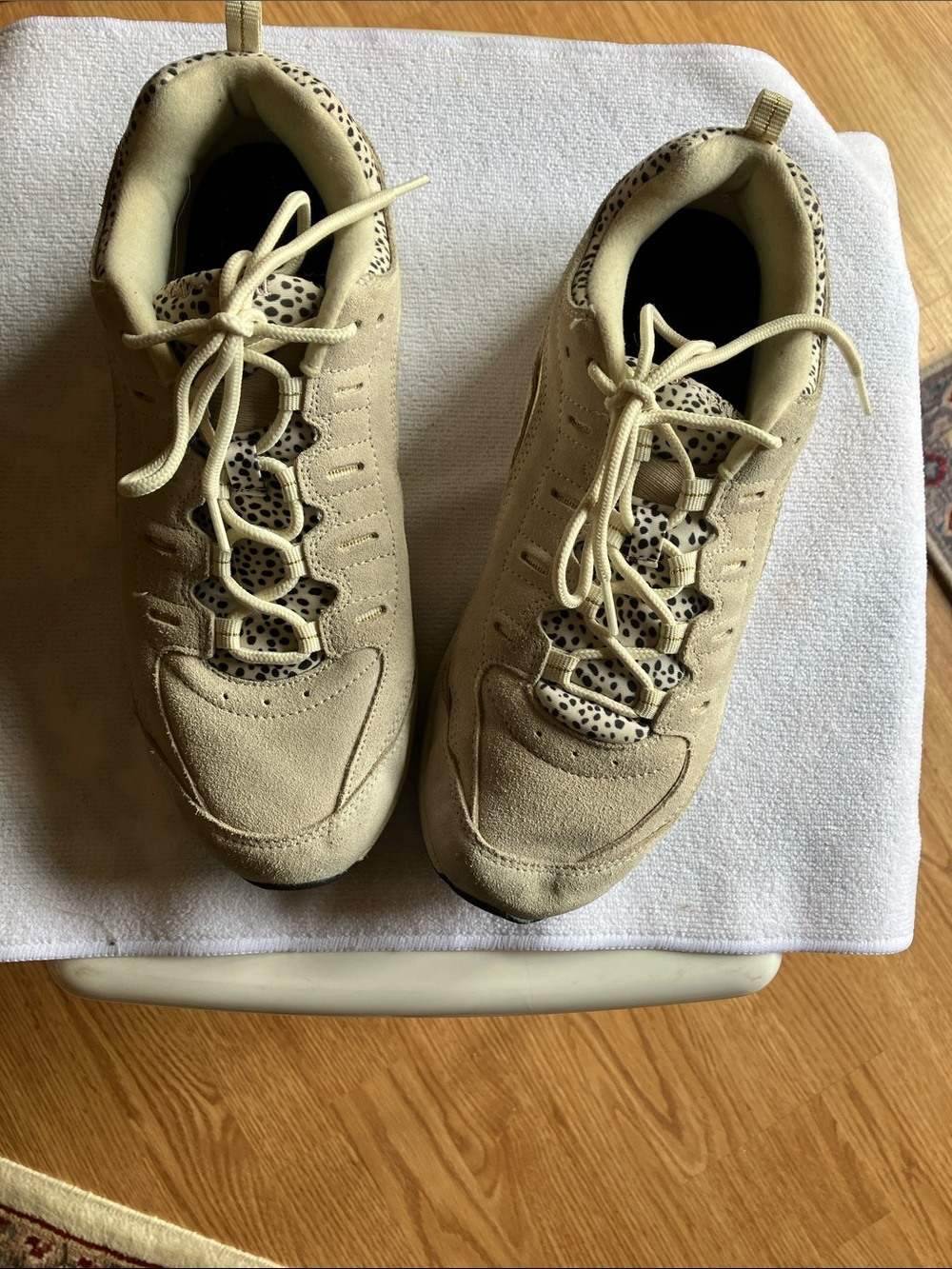 Easy Spirit Women’s Sz 10 Walking Shoes Natural Suede w/cheetah print details